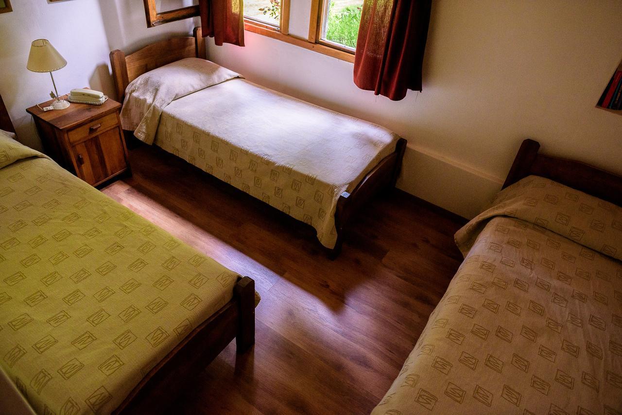 Quarto com 2 Camas de Solteiro e Vista do Jardim